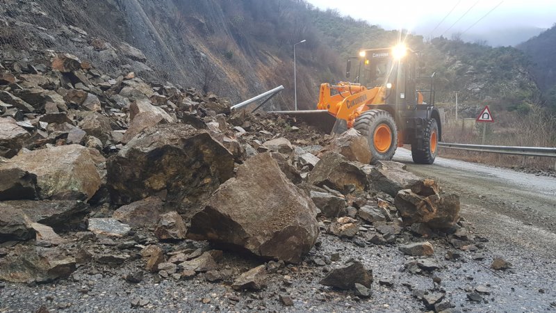 Zonguldak yolunda heyelan… - 1