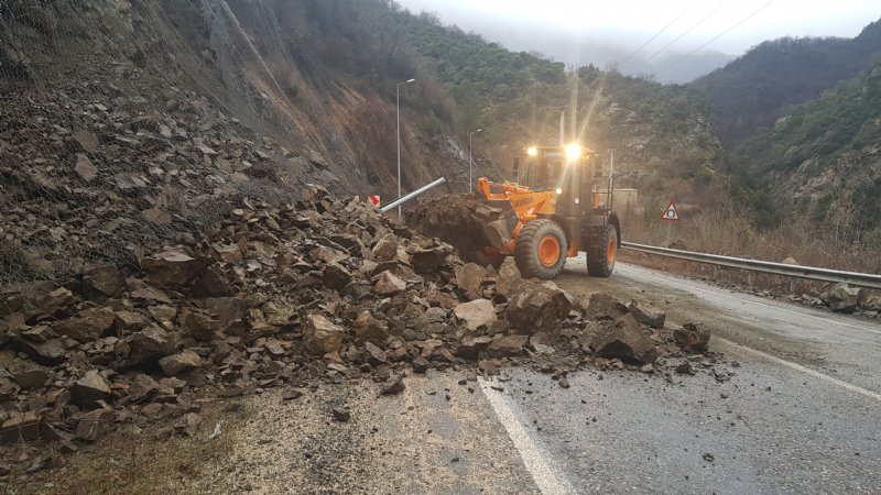 Zonguldak yolunda heyelan… - 2