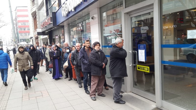 65 yaş yasağına rağmen para çekme inadı - 1