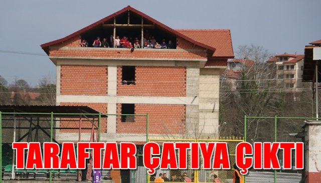  Cezalı maçta takıma destek için taraftarlar binanın tepesine çıktı