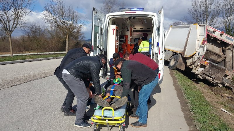 Çöp kamyonu yoldan çıktı: 3 yaralı - 2