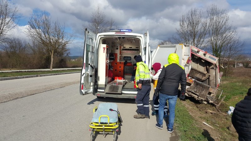 Çöp kamyonu yoldan çıktı: 3 yaralı - 3