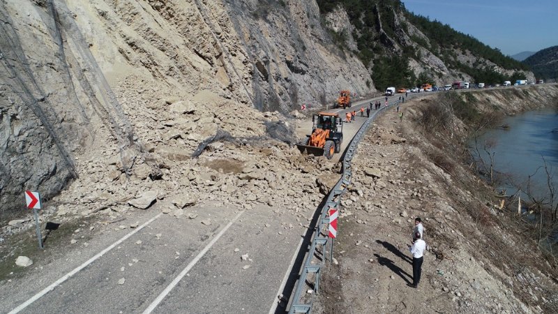 Karayolu ulaşıma kapandı!  - 1