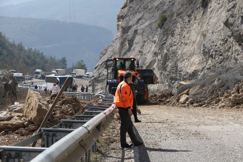 Karayolu ulaşıma kapandı!  - 3