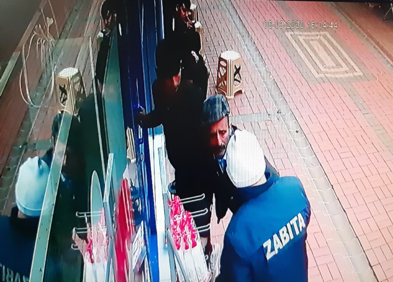 Kendini yere atarak bayılma rolü yapan şahıs zabıtalara saldırdı - 3