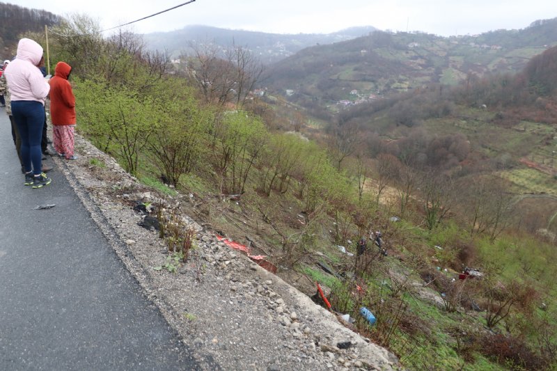 Otomobille 50 metreden uçtular - 1