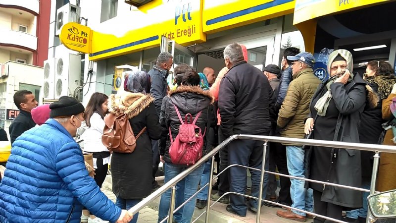 PTT önünde yoğun kalabalık - 4