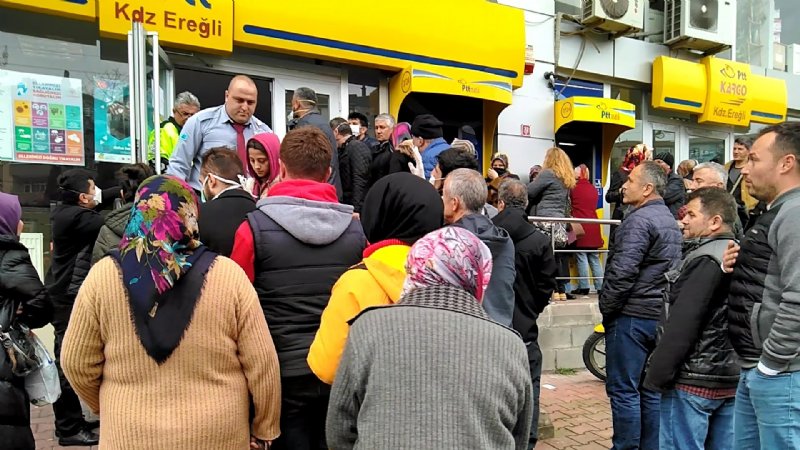 PTT önünde yoğun kalabalık - 6