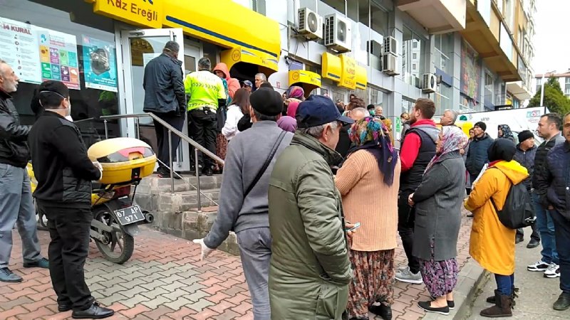 PTT önünde yoğun kalabalık - 1