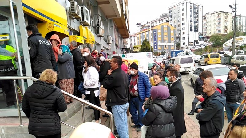 PTT önünde yoğun kalabalık - 2