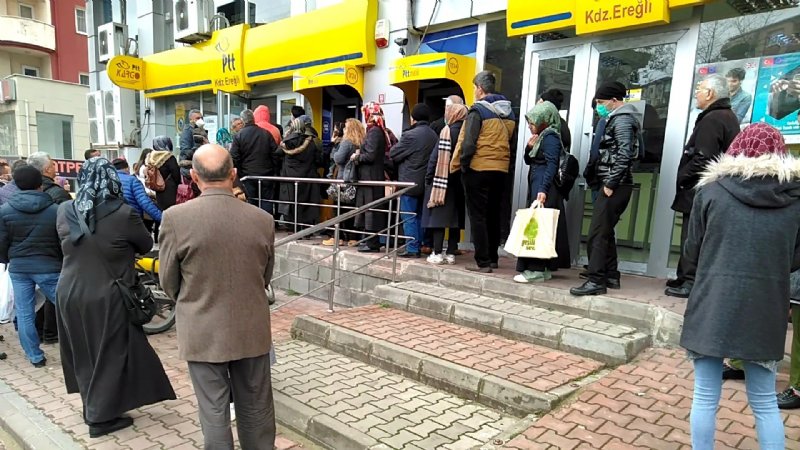 PTT önünde yoğun kalabalık - 3