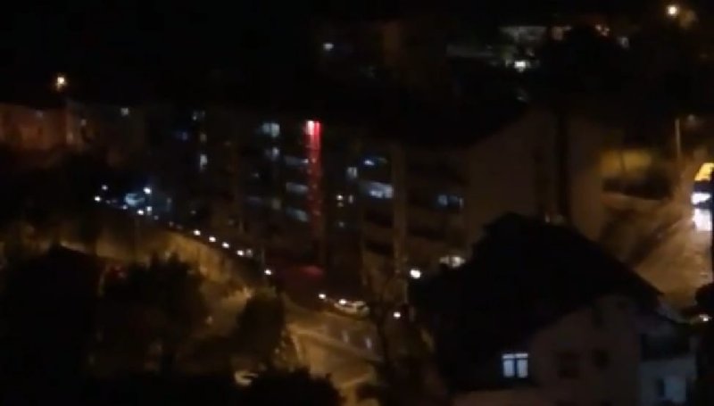 Sağlık çalışanlarına teşekkür için balkonlara çıktılar - 1