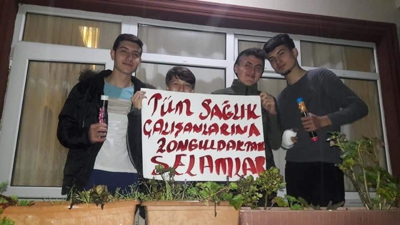 Sağlık çalışanlarına teşekkür için balkonlara çıktılar - 3