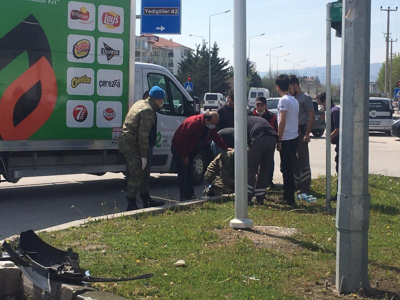 Askeri ambulans otomobille çarpıştı: 5 yaralı - 1