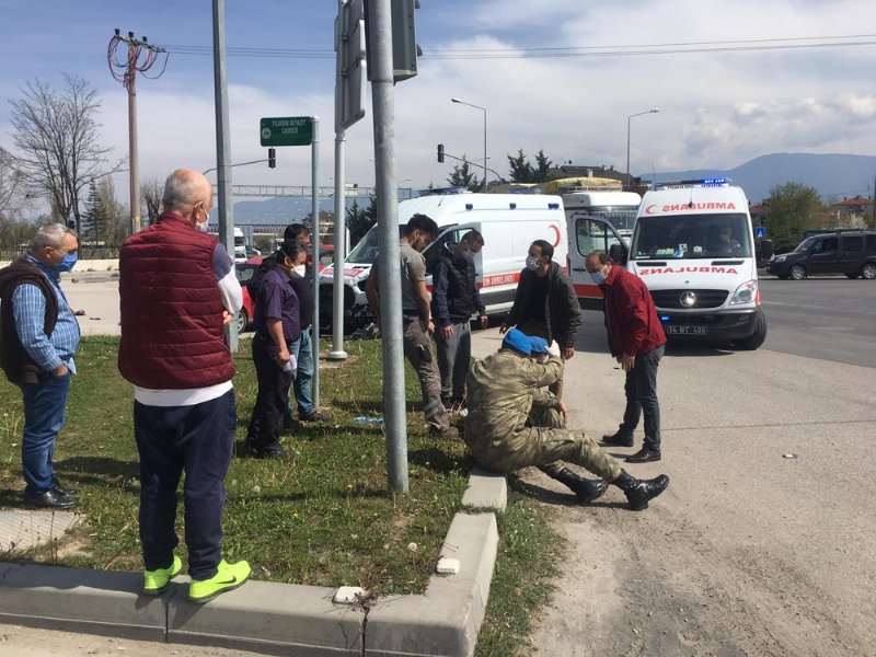 Askeri ambulans otomobille çarpıştı: 5 yaralı - 4