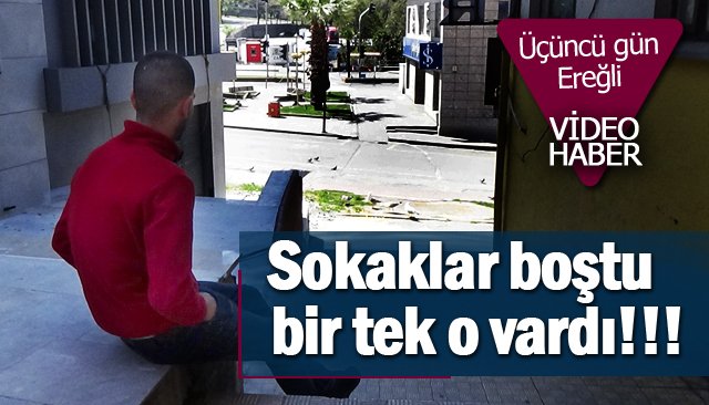 BOŞ SOKAĞA RENK KATAN PAKET SERVİS ELEMANI, KUŞLARI LAVAŞLA BESLEDİ