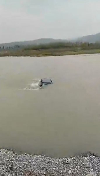İki taraf arasında kavga çıktı, aracı nehre attılar - 1