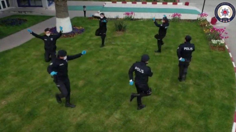 Polis, sosyal mesafeyi koruyarak zeybek oynadı - 1