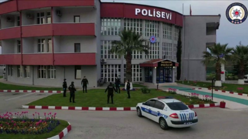 Polis, sosyal mesafeyi koruyarak zeybek oynadı - 2