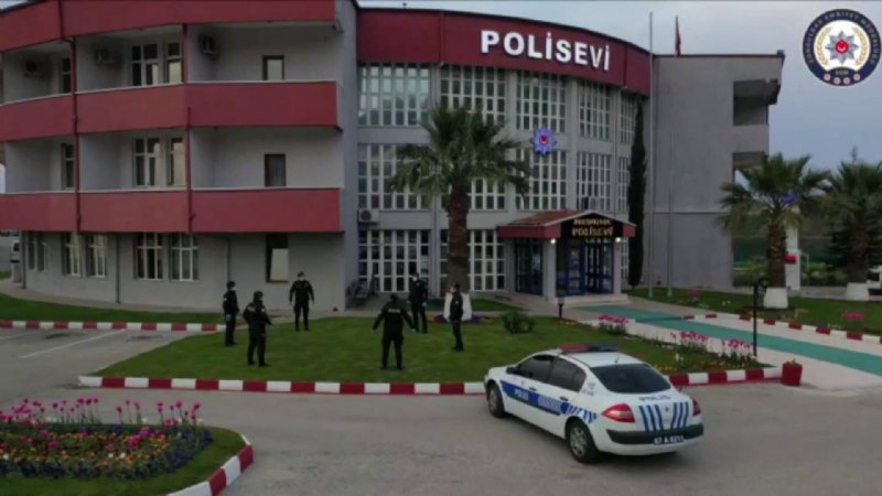 Polis, sosyal mesafeyi koruyarak zeybek oynadı  - 2