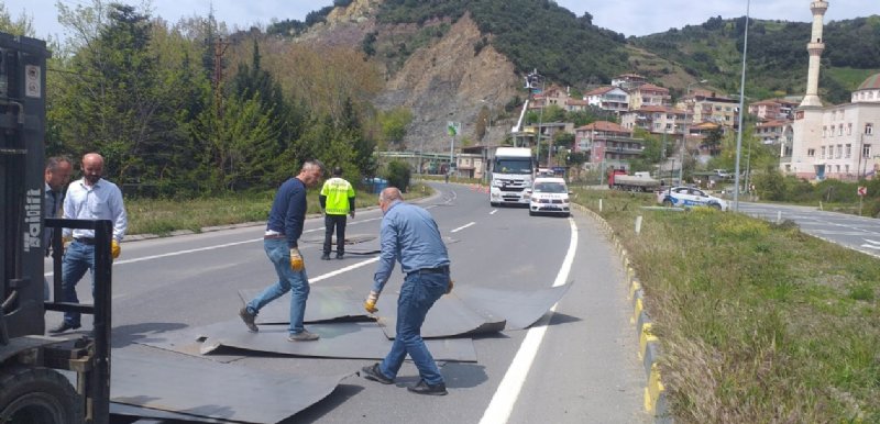 SAC LEVHALAR YOLA SAÇILDI; YOL BOŞTU UCUZ ATLATILDI - 1