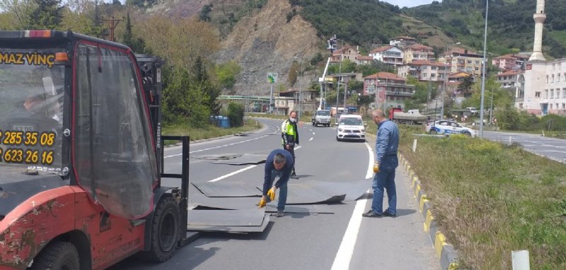 SAC LEVHALAR YOLA SAÇILDI; YOL BOŞTU UCUZ ATLATILDI - 2