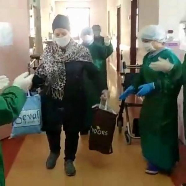 Sağlık çalışanları ve iyileşen hastayla karşılıklı oynadı - 1