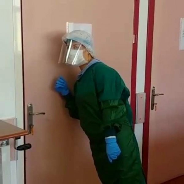 Sağlık çalışanları ve iyileşen hastayla karşılıklı oynadı - 2