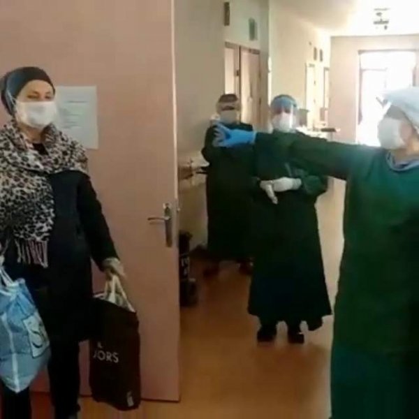 Sağlık çalışanları ve iyileşen hastayla karşılıklı oynadı - 3