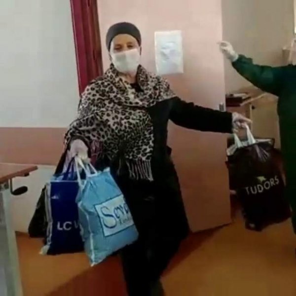 Sağlık çalışanları ve iyileşen hastayla karşılıklı oynadı - 4
