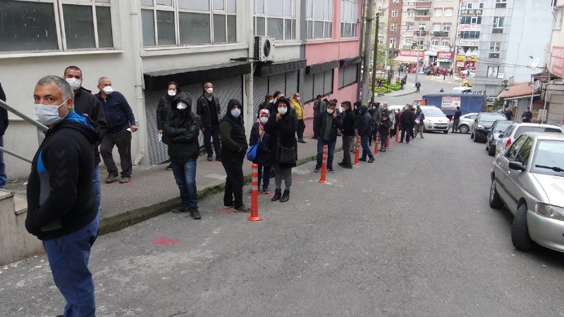 Vatandaşlar izin belgesi için uzun kuyruklar oluşturdu - 1