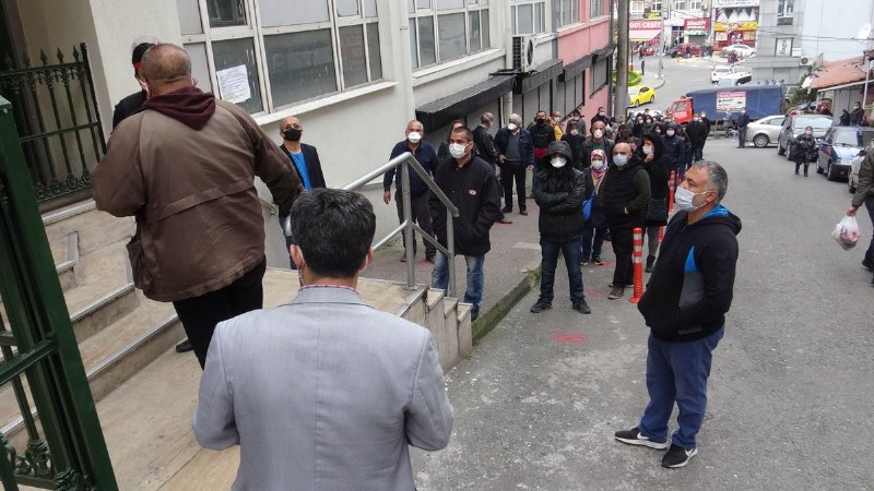 Vatandaşlar izin belgesi için uzun kuyruklar oluşturdu - 2