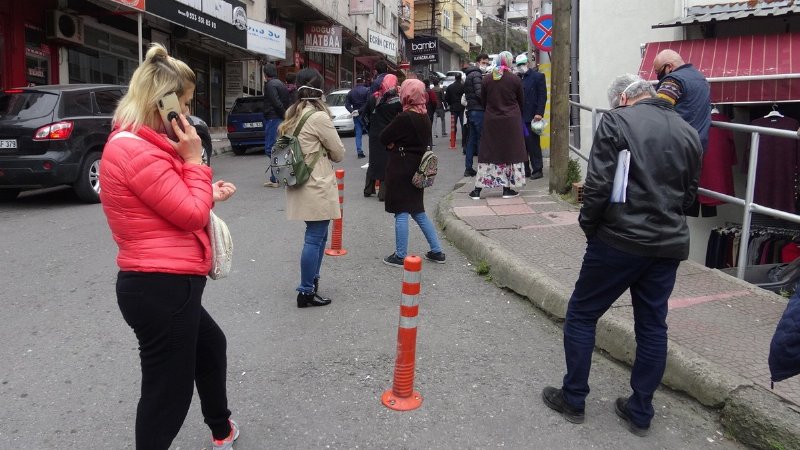 Vatandaşlar izin belgesi için uzun kuyruklar oluşturdu - 3