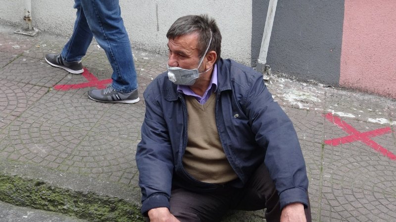 Vatandaşlar izin belgesi için uzun kuyruklar oluşturdu - 4