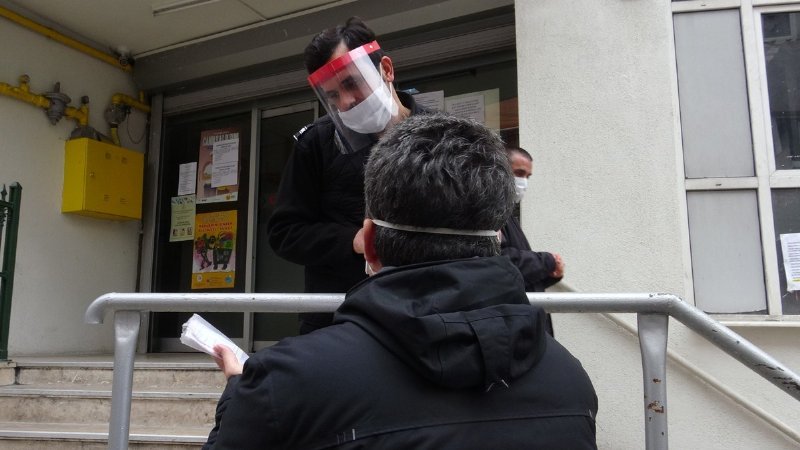 Vatandaşlar izin belgesi için uzun kuyruklar oluşturdu - 5