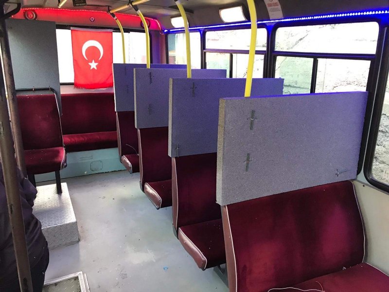 Yolcu minibüsünde korona virüse karşı bölmeli önlem - 4