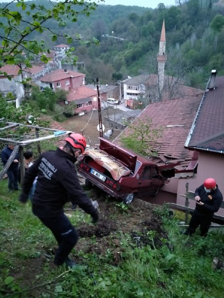 Yoldan çıkıp evin çatısına uçtu… - 1