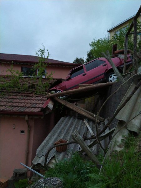 Yoldan çıkıp evin çatısına uçtu… - 2