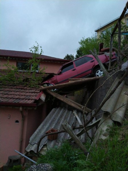 Yoldan çıkıp evin çatısına uçtu… - 4