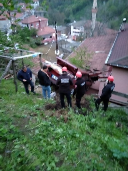 Yoldan çıkıp evin çatısına uçtu… - 5