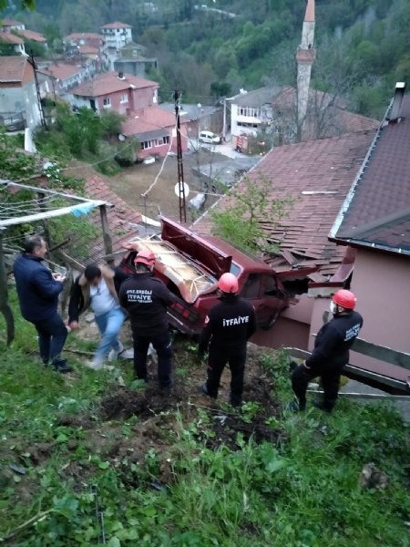 Yoldan çıkıp evin çatısına uçtu… - 6