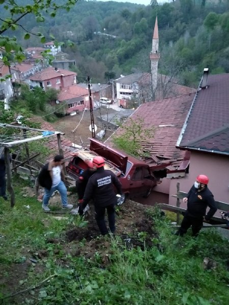 Yoldan çıkıp evin çatısına uçtu… - 9