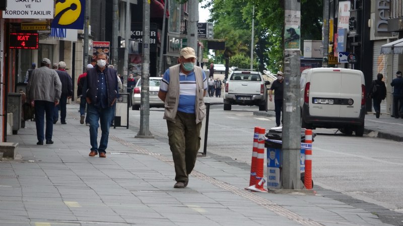  65 yaş üstü vatandaşlar sokağa çıkma iznini kullandı - 1