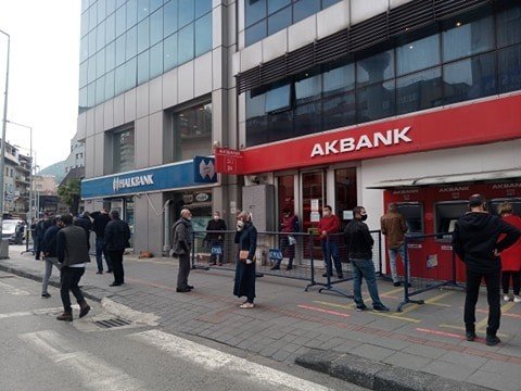 Banka önlerinde sosyal mesafe uyarıları - 2