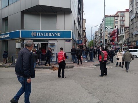 Banka önlerinde sosyal mesafe uyarıları - 3