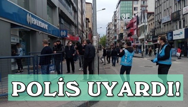 Banka önlerinde sosyal mesafe uyarıları