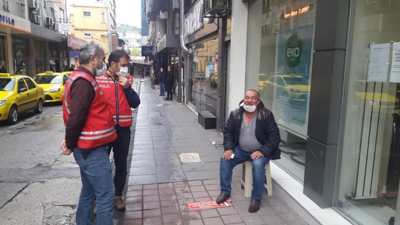 Bankaya girmek için direnen yaşlı adama polis engeli - 1