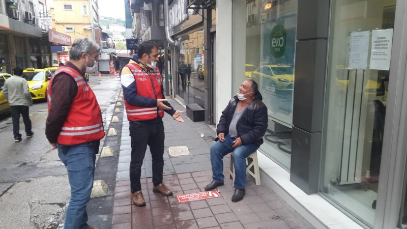 Bankaya girmek için direnen yaşlı adama polis engeli - 2