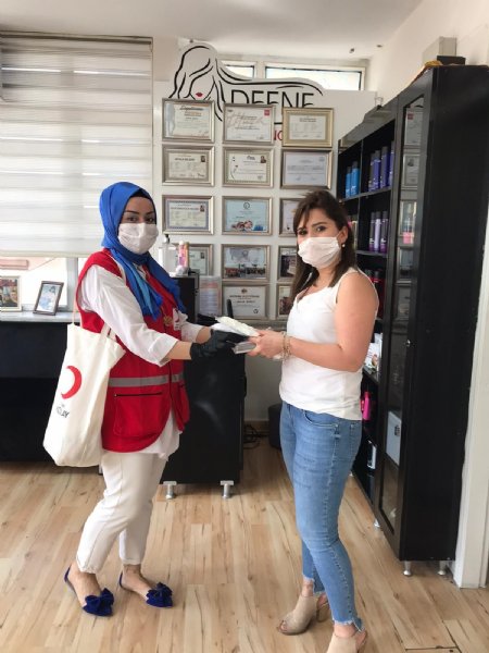 Berber ve kuaför salonlarına maske dağıttı - 3