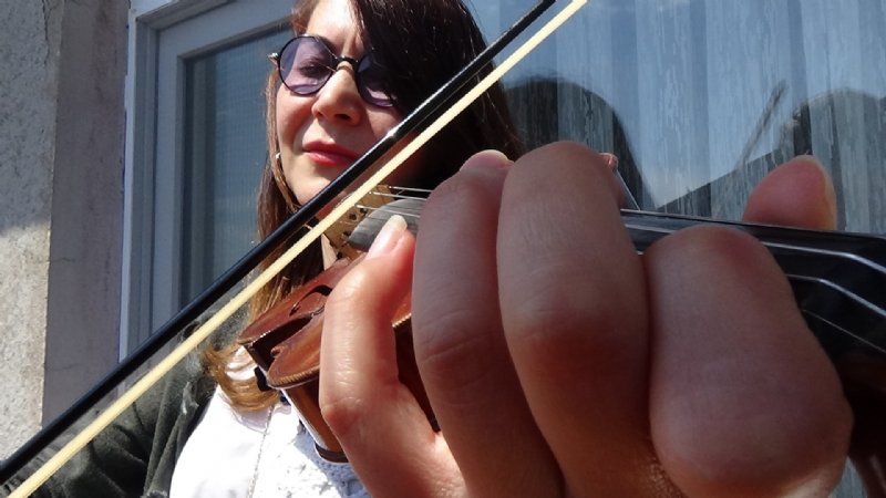 EREĞLİ’YE GELEN ÜNLÜ SANATÇI, EVİNİN BALKONUNDAN KONSER VERDİ - 1